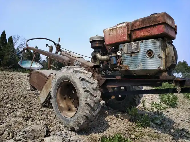 也正是小手扶拖拉机和农民脱节,小手扶拖拉机用的越来越少,微耕机开始