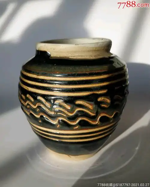 西夏灵武窑水波纹小罐