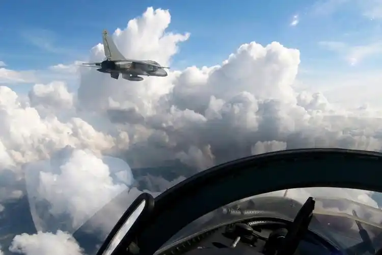 海军航空兵实弹射击直击靶心