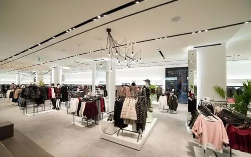 快时尚服装店,营造一个属于"她"的时尚氛围|快时尚|服装|店铺_新浪