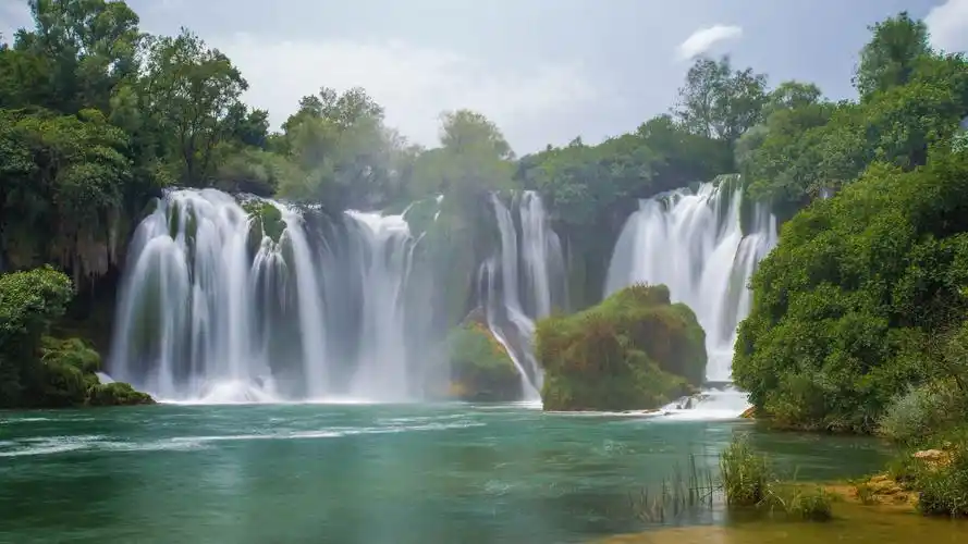 瀑布,树,水,雾,天空 壁纸