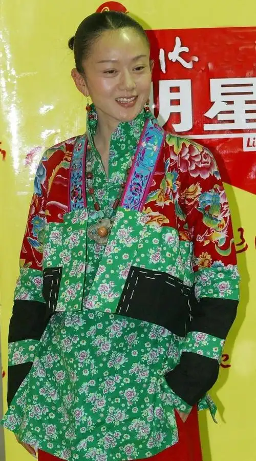 不戴帽子不化浓妆的杨丽萍,真是清纯的可以,脑门锃亮更显气色