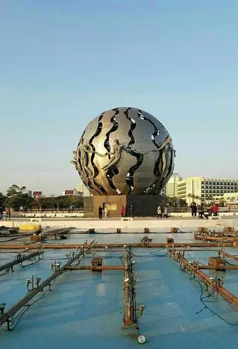 北海市的人文,历史,地理,让游客虽然身处北部湾广场,北海银滩却被北海