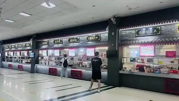 第一财经记者在湖北经济学院楚菜"非遗食堂"内采访了解到,大学生们