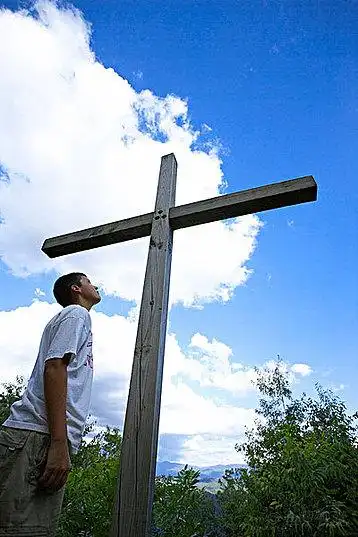 少男,仰视,十字架_高清图片_全景视觉