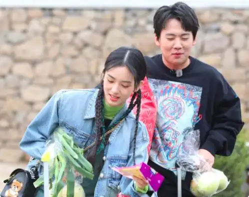 周也郭麒麟解锁辟谣新方式郭麒麟直接叫周也奶奶cp感瞬间消失