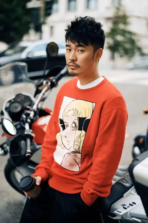 陈赫曝最新时尚街拍 蓄胡造型荷尔蒙爆棚