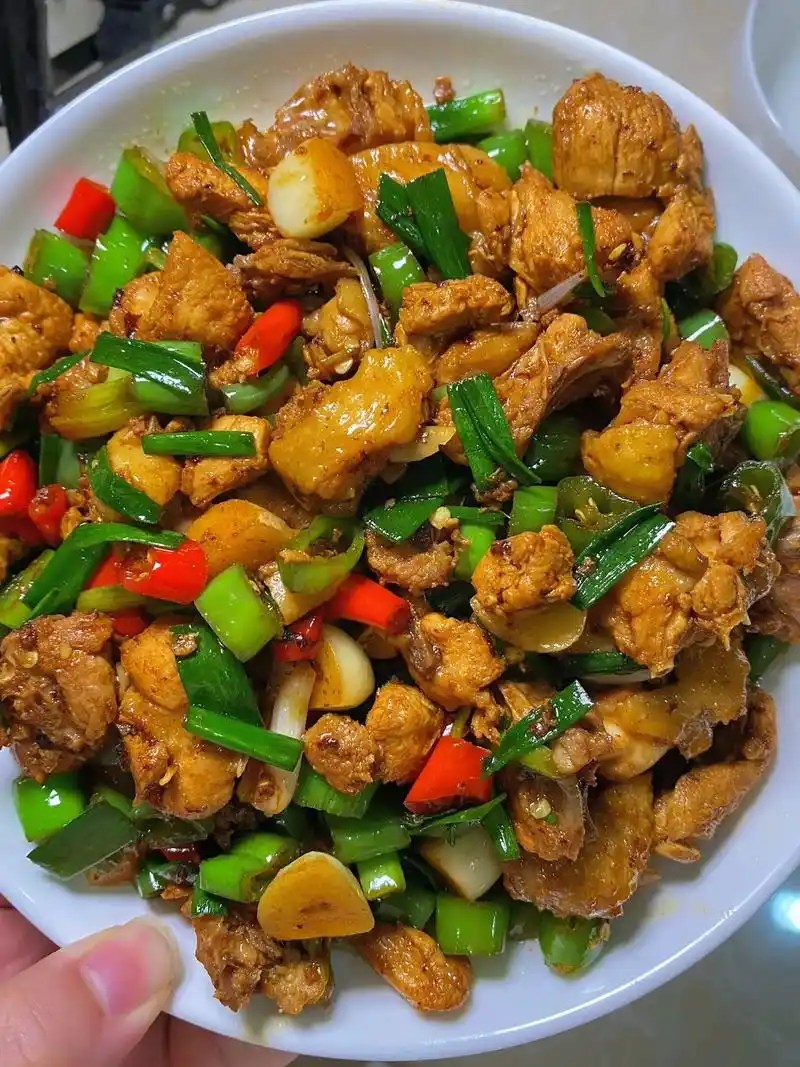 小炒鸡.食材:鸡肉切小块 大蒜小米辣 姜片 小葱 线椒  做 - 抖音