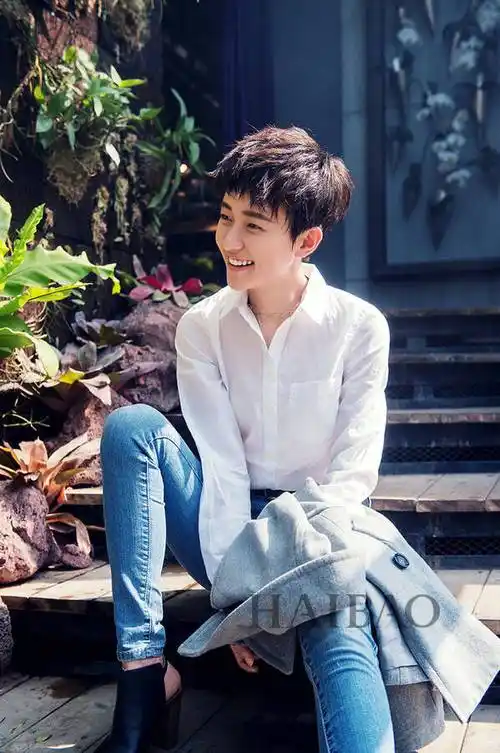 "炮哥"焦俊艳两种牛仔look展现双面魅力!