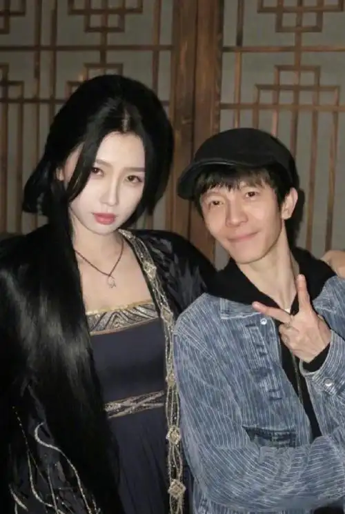 就好像二次元世界的郭敬明