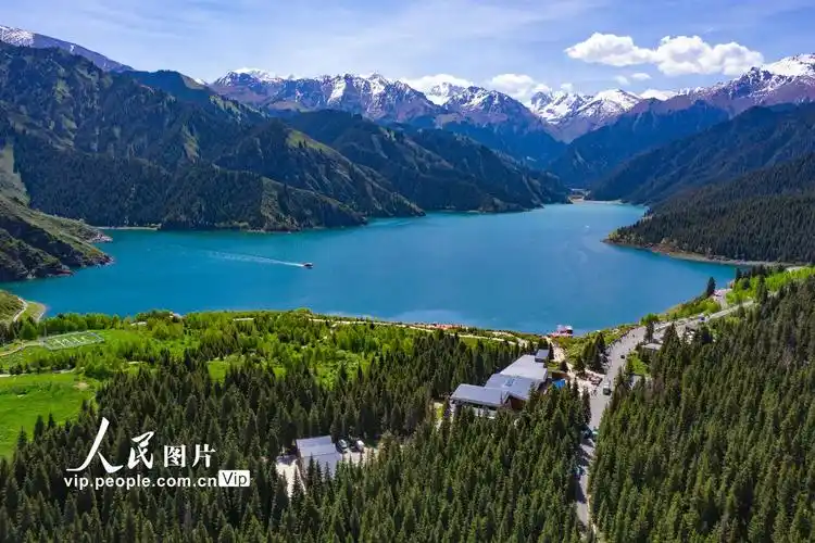 新疆天山天池夏日风景如画