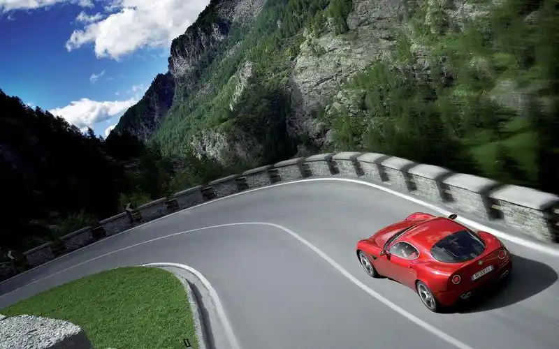 路上行驶的1920汽车