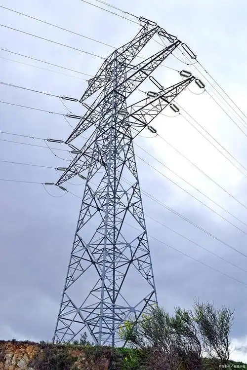 为什么高压线上3根线,到你家的电源线是两根线