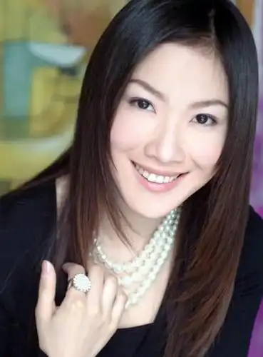 陈怡,这位大陆资深女主持曾经是南京最火爆的一档综艺节目《非常周末