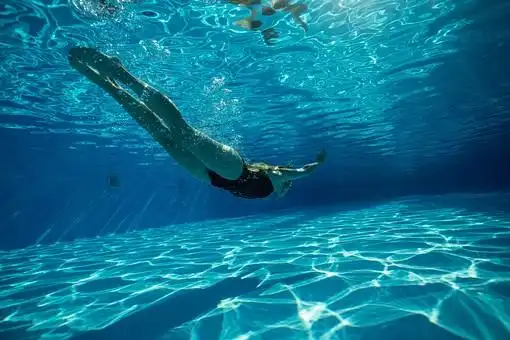 照片素材(图片): 游泳帽 mdff150 竞泳水着 胸围镜头 一个游泳