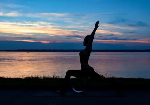 长江,日落,瑜伽剪影.捧着一颗心来,不带半根草去.