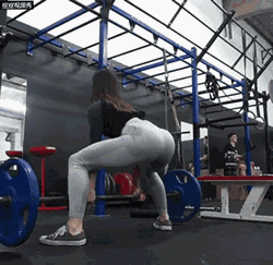 硬拉的时候,记得一定要充分热身,然后保持稳定,从小重量做起,动作标准