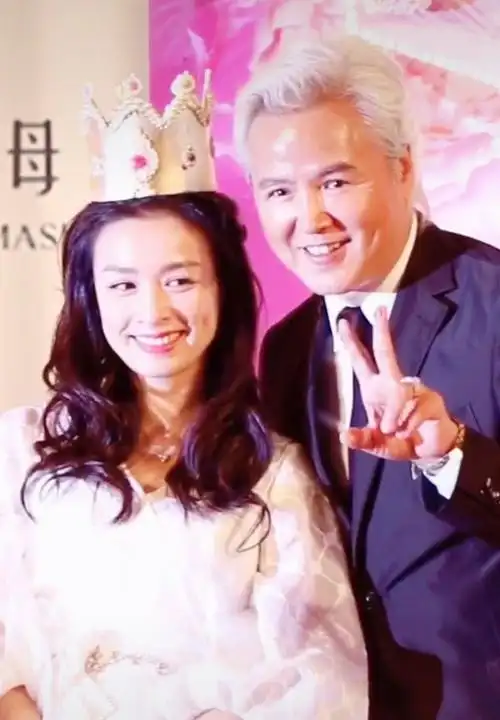 林瑞阳为老婆戴皇冠张庭一脸骄傲两夫妻为员工雇几十辆豪车玩