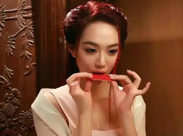 《医馆笑传》姜妍饰演柳若馨,这一头红发个性十足,妩媚动人,剧里评价