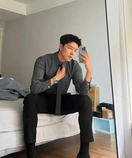 身高188cm,体重76kg,是来自某书的博主@李庆成,今天为大家介绍的,对