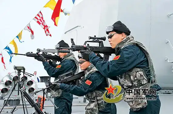 舰载特战队员在进行反海盗训练.本报记者钱晓虎摄