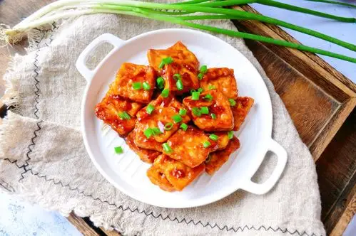 吃一些肉类或者是蛋类,其实我们想要补充蛋白还可以选择吃一些豆腐