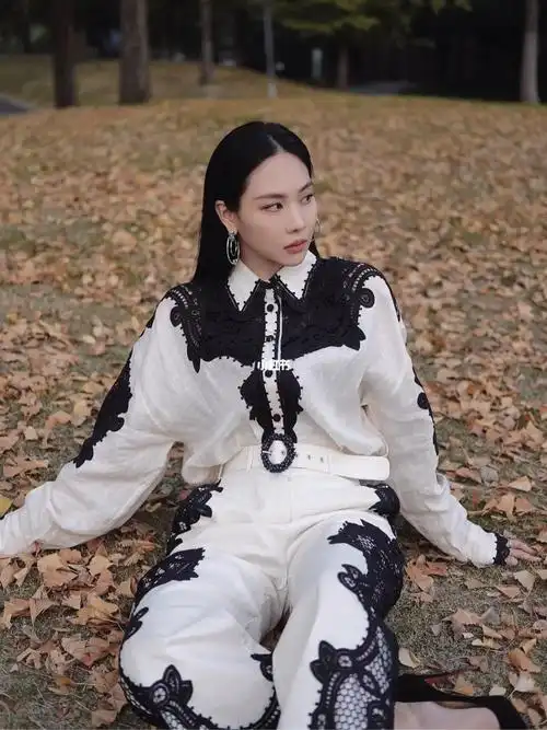 歌手@王霏霏fei身穿zimmermann兹默曼度假泳装2023系列刺绣衬衫和阔腿