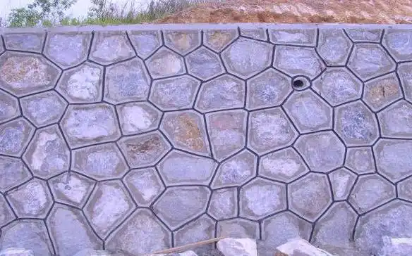 锚杆格梁和拱形骨架边坡码砌大面平整,嵌缝密实,厚度有保证.