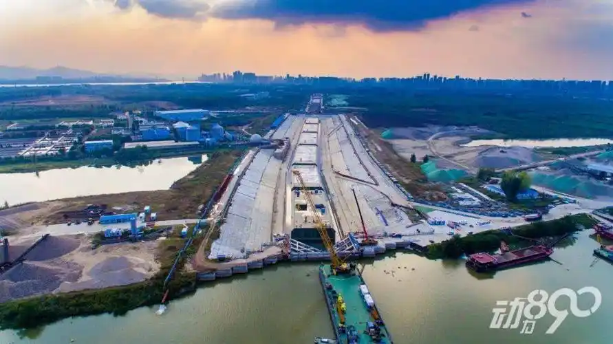 通道被喻为城市"金腰带"工程可以实现从樊城区到东津新区最快15分钟