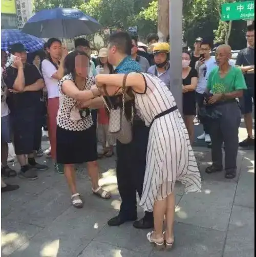 "原配街头打小三"视频刷屏,妻子不漂亮就要出轨,那婚姻还有意义吗