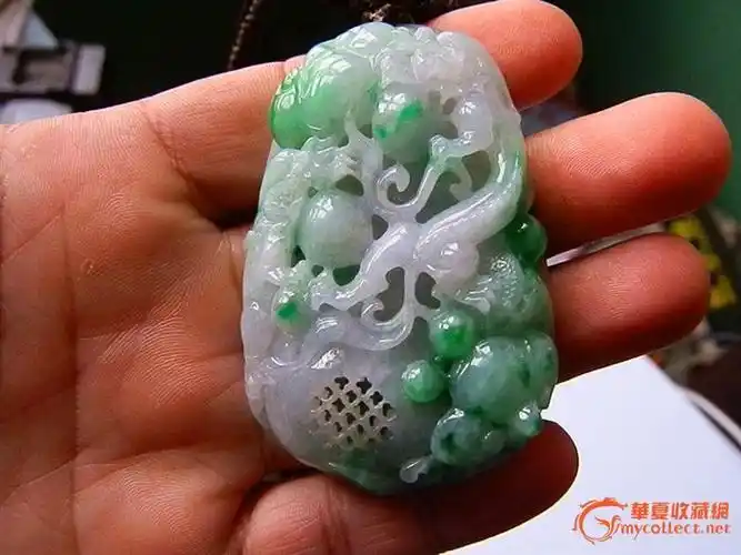 【翠玉阁】老坑冰糯种春底飘翠镂空貔貅花件带证书