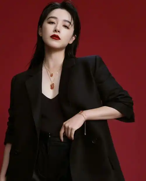 阚清子黑色深v长裙写真优雅大气明艳动人