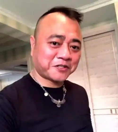 赵本山的保镖,因演《马大帅》走红,现任本山传媒副总裁