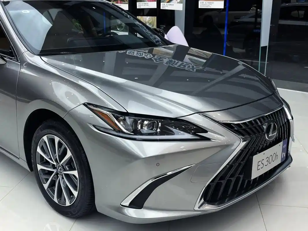 灯光下的雷克萨斯钛银色也太好看了吧!
