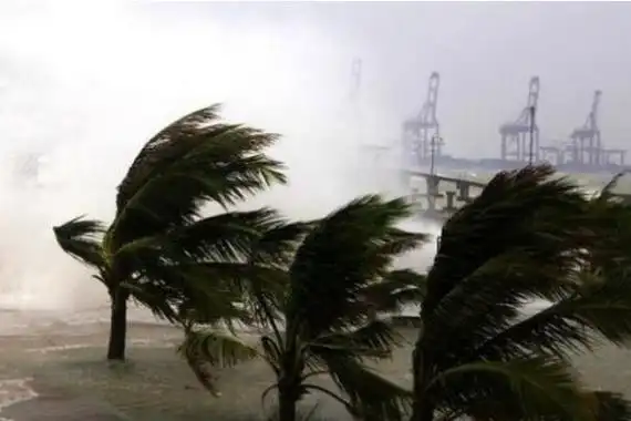 重庆小伙被大风吹起离地近三米 大风会把玻璃吹破吗