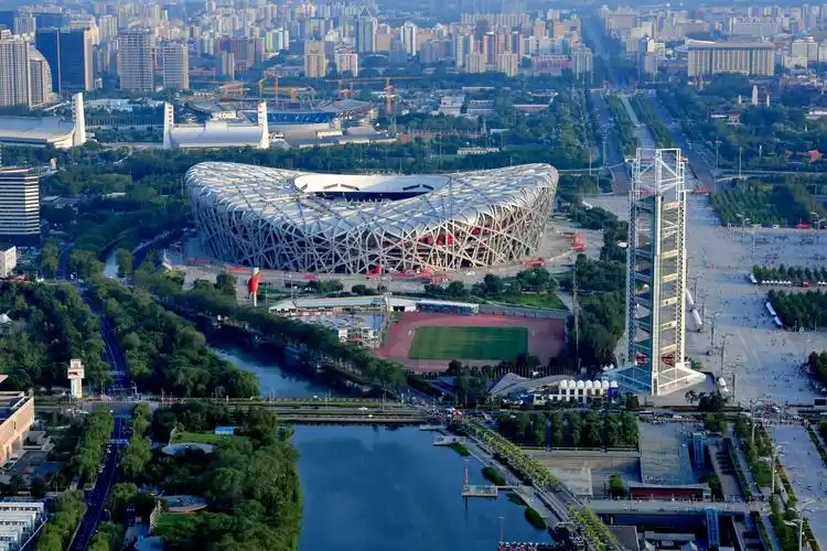 写美篇  在 北京奥林匹克园区的北部,有一座极其显眼的建筑物,远远