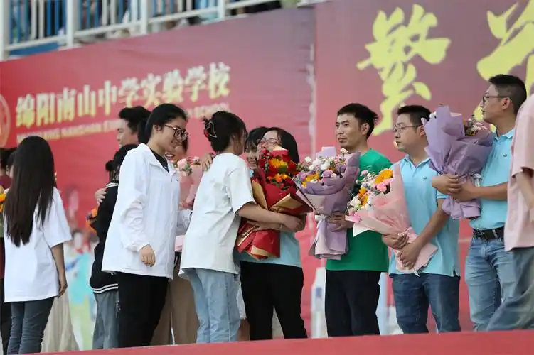 绵阳南山中学实验学校举行高2021级毕业典礼