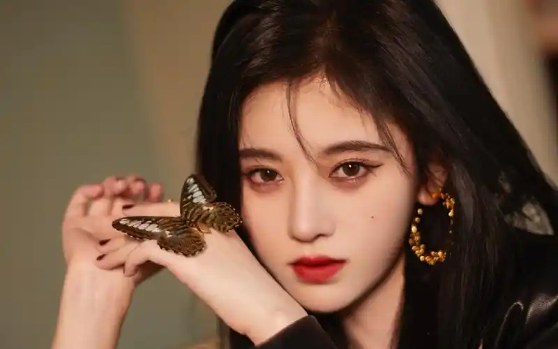 鞠婧祎甜酷皮衣写真桌面壁纸_大陆明星_壁纸下载_美桌网