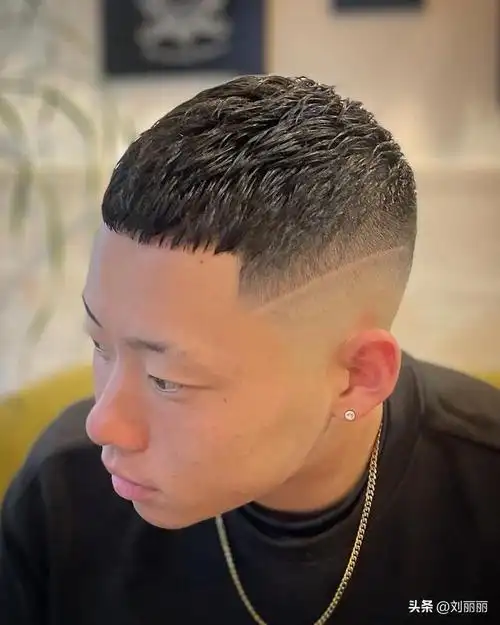 前额头发越来越少了怎么办(10多款新帅气男士发型)