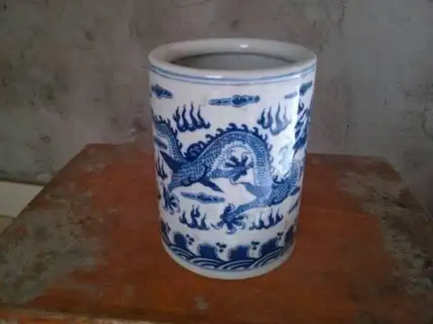乾隆年青花瓷龙纹笔筒大家帮忙鉴定一下,双龙戏珠,下面有海水