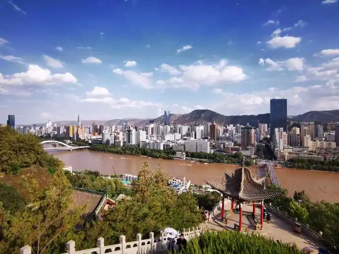 兰州白塔山公园白塔寺法雨寺俯瞰兰州城市黄河风光