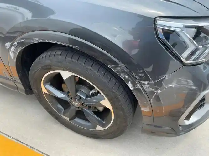 车停在停车场,被剐蹭了怎么办?