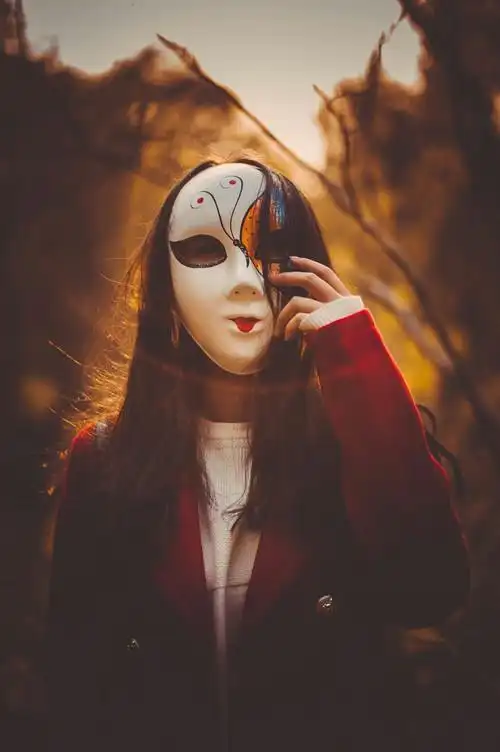 人总戴着伪装的面具去活着 百变.