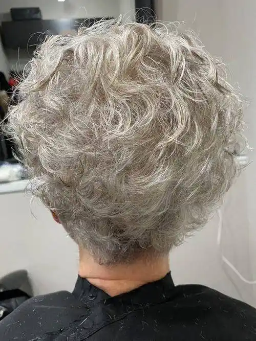 女人上了年纪头发花白,发型就选短发全头烫,蓬松时尚显发量_女性_魅力