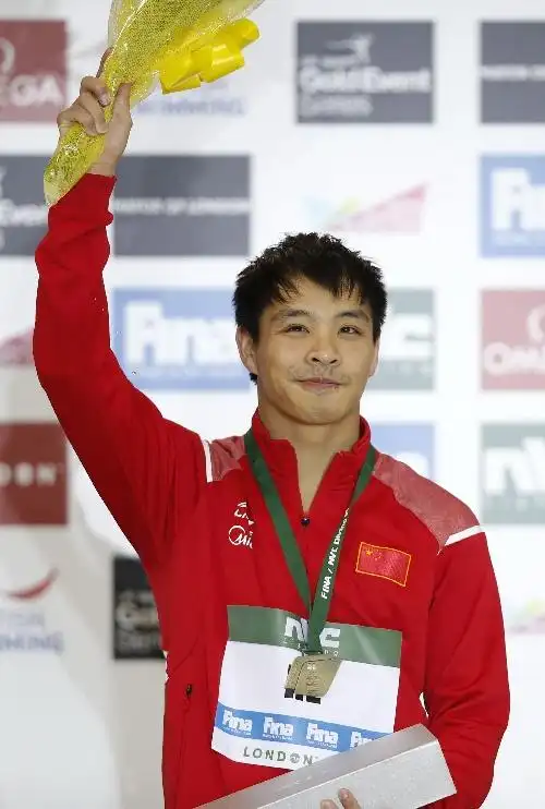 【图】图文:跳水系列赛伦敦站 何冲领奖台露笑脸