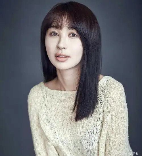 36岁李菲儿机场大胆撩衣露身材露出内搭的倒三角部位惹争议