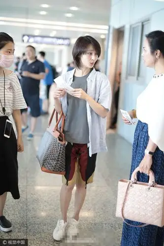 乖巧爽妹上线!郑爽纯素颜赶飞机皮肤白嫩