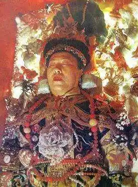 1980年光绪墓被挖掘,尸体双手紧握,专家掰开后喜出望外!