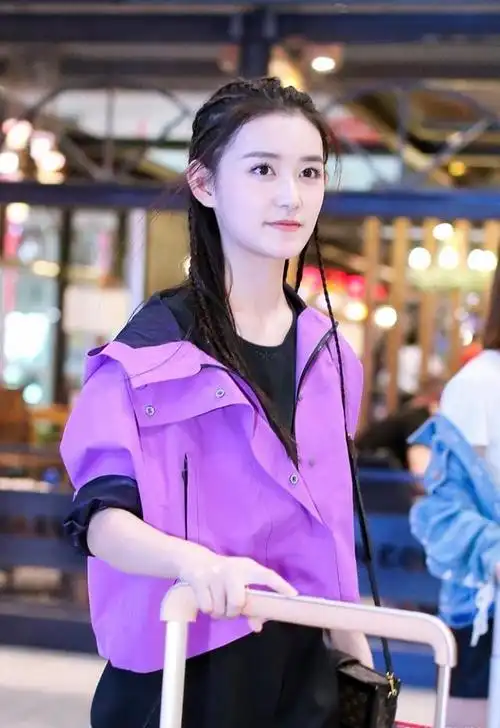 她是一位00后女演员,于2007年进入演艺圈,凭借出色的演技和灵动可爱的