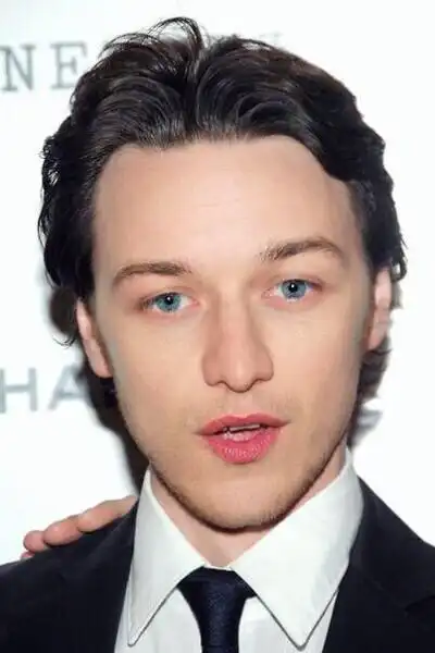 詹一美 唇红齿白